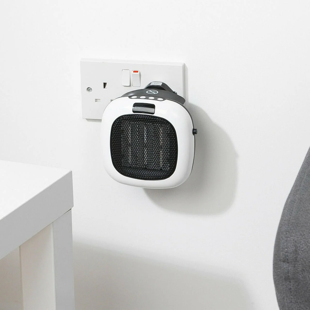 Beldray 700w Handy Plug-In Heater - Image 4