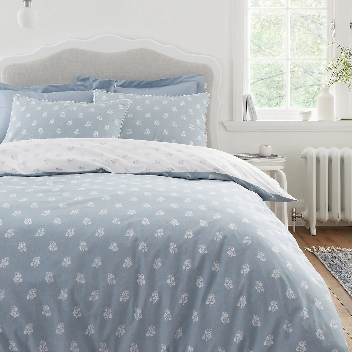 Bianca Esme Floral 200 Thread Count Cotton White/Blue Reversible Duvet Cover Set – King - Image 2