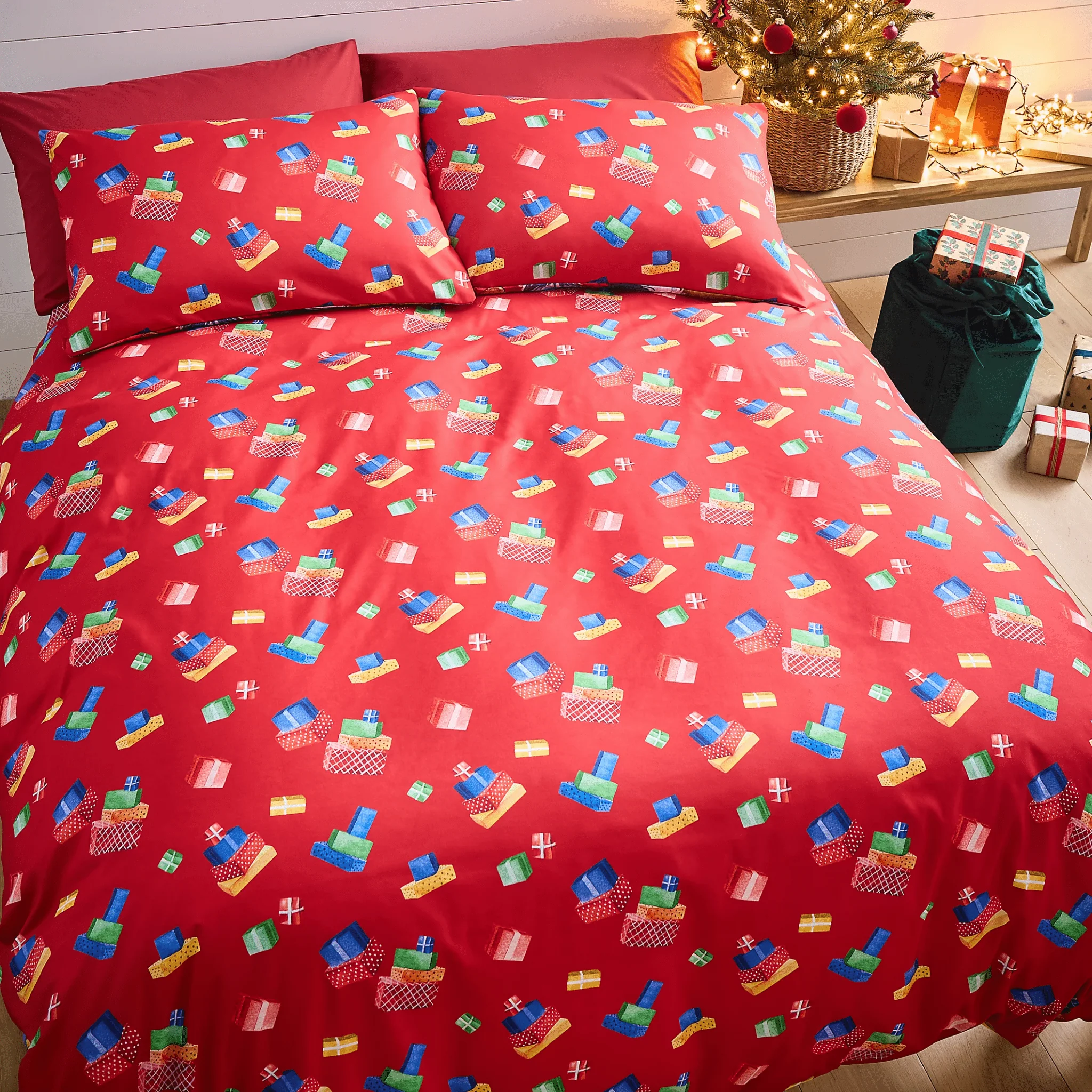 Catherine Lansfield Christmas Retro Santa Reversible Duvet Cover Set Kingsize - Image 2