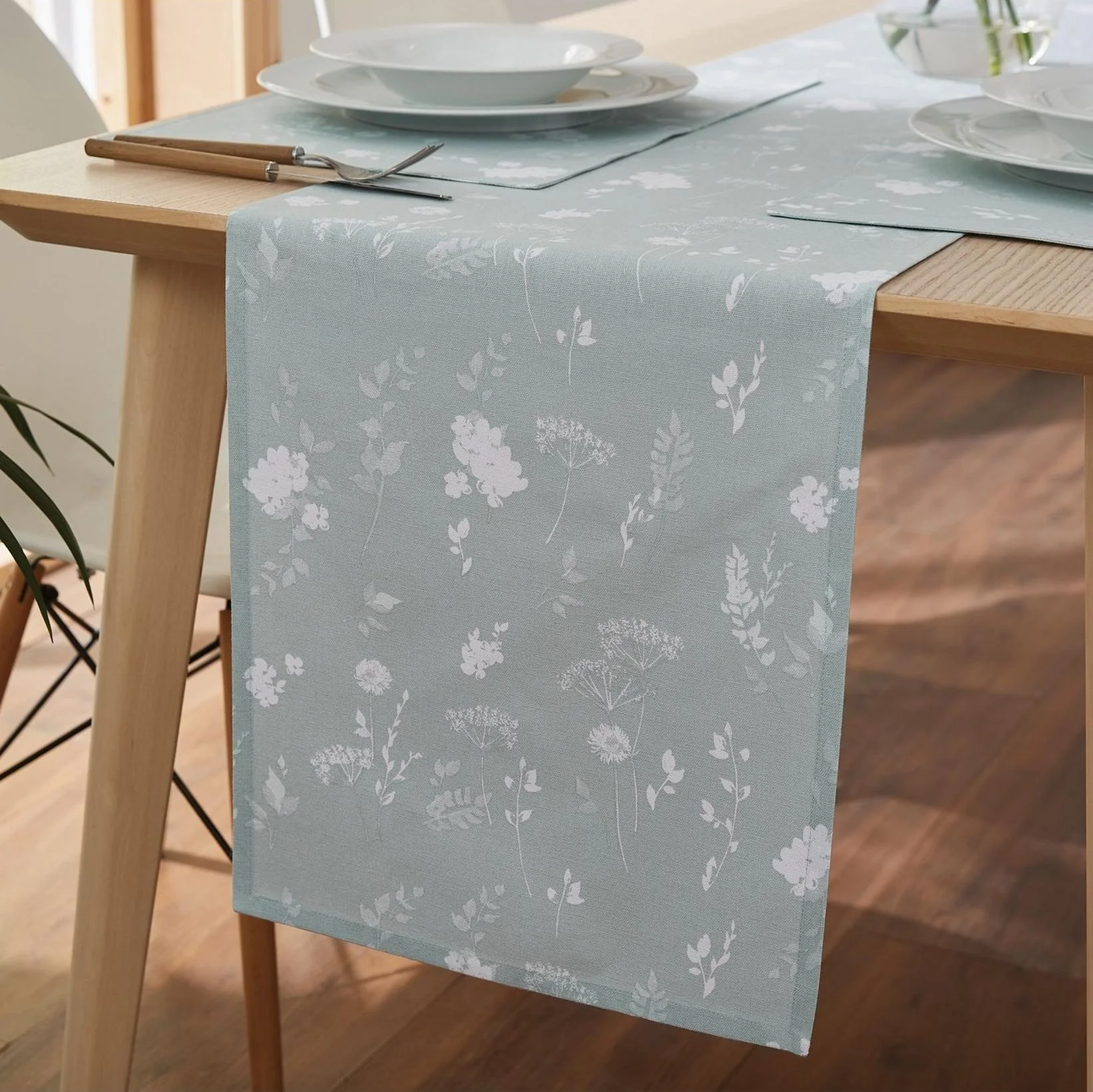 Catherine Lansfield Meadowsweet Floral 33 x 220cm Table Runner Green/White - Image 2
